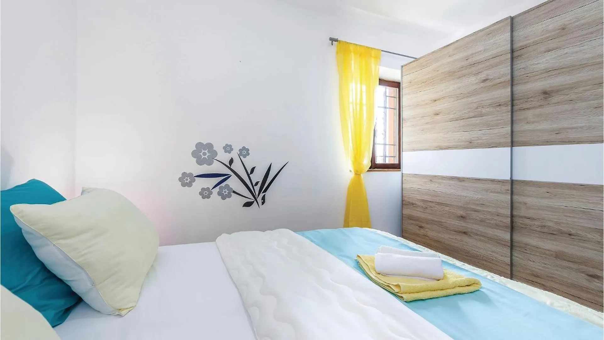 4 Bedroom Amazing Home In Krizisce 0*,