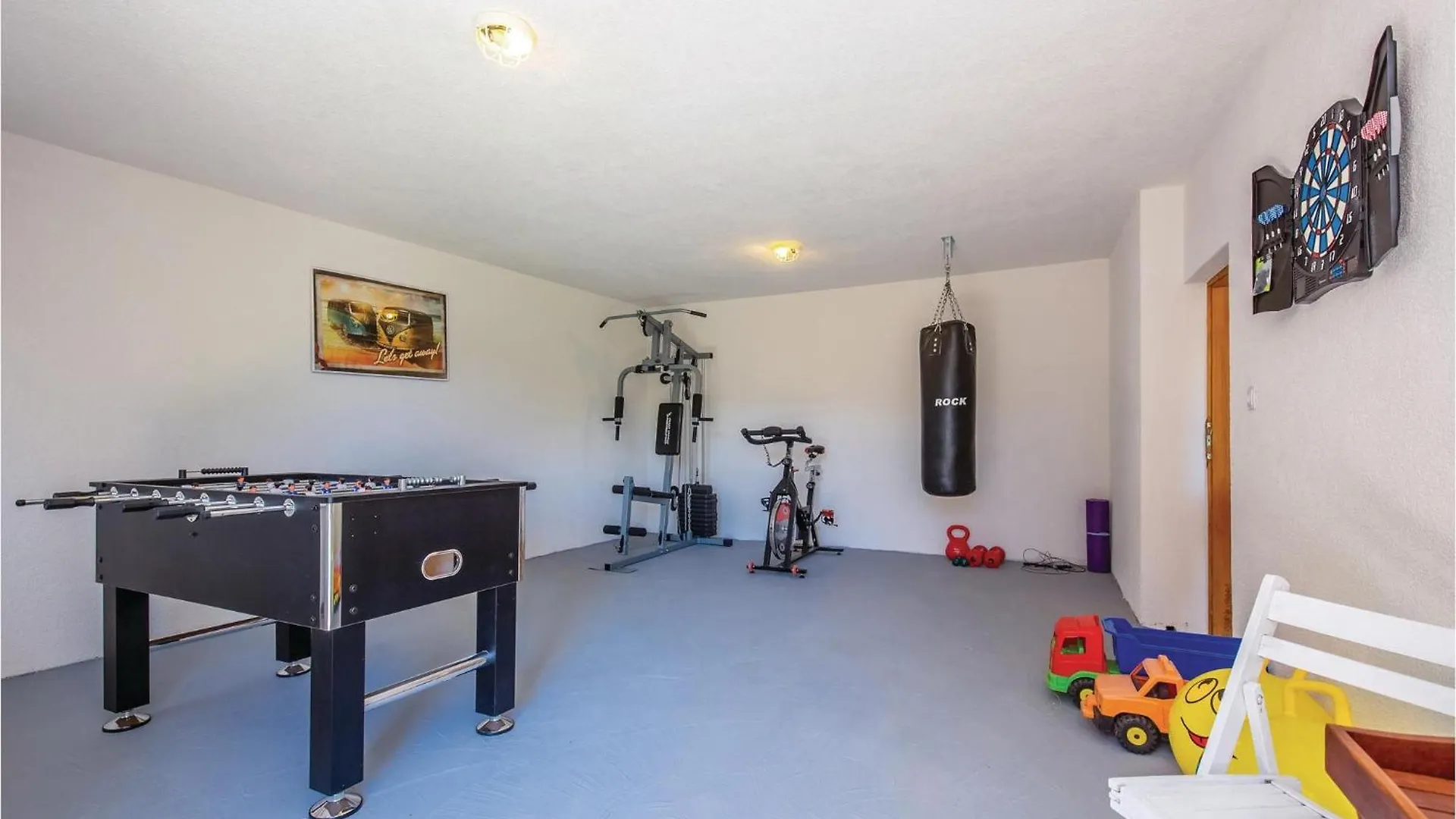 4 Bedroom Amazing Home In Krizisce