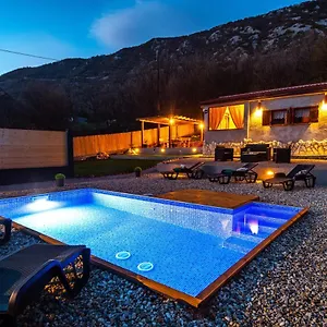 Casa Amor Krizisce