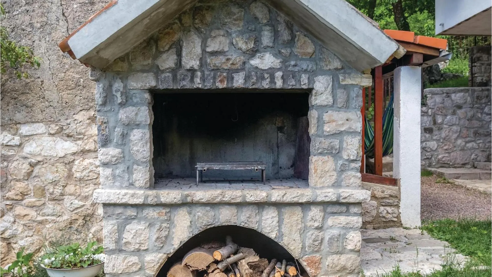 4 Bedroom Amazing Home In Krizisce Holiday home